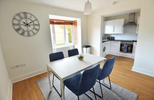 Crawley Apartment | Stylish 2BR Flat - 2 Free Parking Spaces - Near LGW Airport