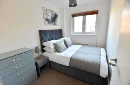 Crawley Apartment | Stylish 2BR Flat - 2 Free Parking Spaces - Near LGW Airport