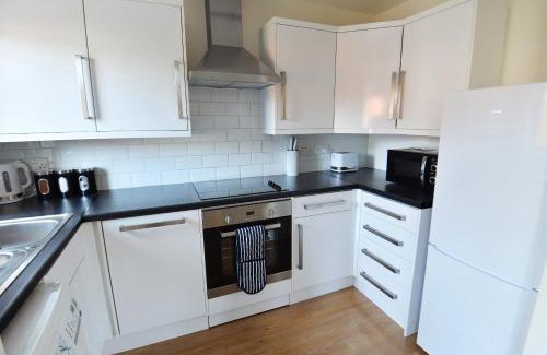 Crawley Apartment | Stylish 2BR Flat - 2 Free Parking Spaces - Near LGW Airport