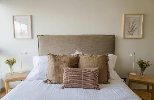 Apoquindo Apartment | Stylish 2BR Flat for 5 in Lively Las Condes Oasis