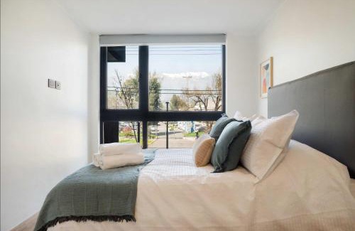 Apoquindo Apartment | Stylish 2BR Getaway for 5 in Las Condes Oasis