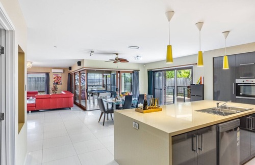 Stretton House | Stylish 2BR House for a Memorable Stay @Stretton
