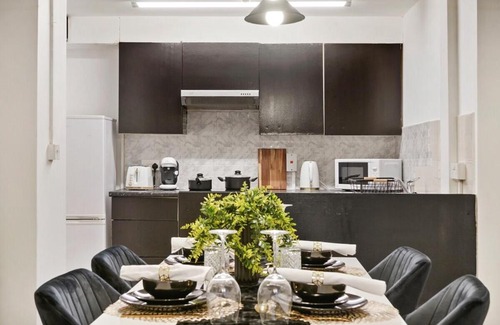 Gravesend Apartment | Stylish 2BR Luxury Retreat with 65" Smart TV