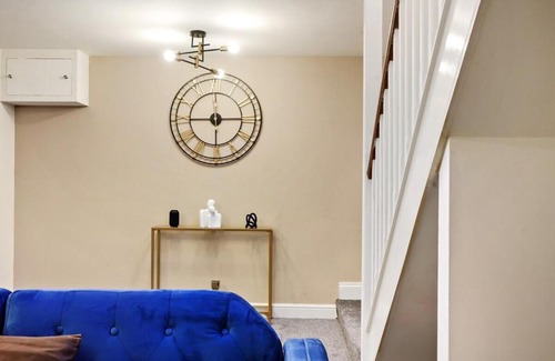 Gravesend Apartment | Stylish 2BR Luxury Retreat with 65" Smart TV