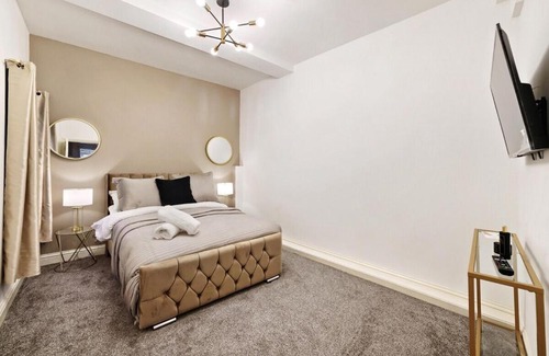 Gravesend Apartment | Stylish 2BR Luxury Retreat with 65" Smart TV