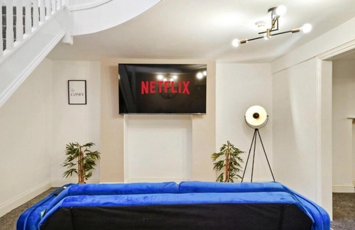 Gravesend Apartment | Stylish 2BR Luxury Retreat with 65" Smart TV