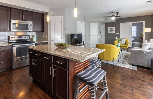 Mount Auburn Apartment | Stylish 2BR near it all