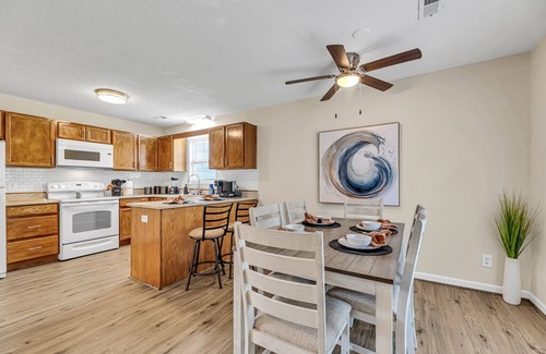 Winston - Salem House | Stylish 2BR Near Hospital King Bed Fast WiFi