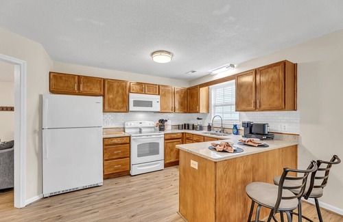 Winston - Salem House | Stylish 2BR Near Hospital King Bed Fast WiFi