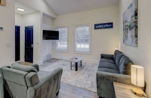 Orangeburg House | Stylish 2BR on Sylvan