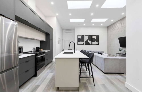 Griffintown Apartment | Stylish 2BR Retreat w/Rooftop & Parking-Griffintown