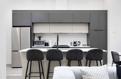 Griffintown Apartment | Stylish 2BR Retreat w/Rooftop & Parking-Griffintown