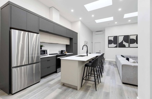 Griffintown Apartment | Stylish 2BR Retreat w/Rooftop & Parking-Griffintown