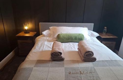Rochdale House | Stylish 2BR Stay in Rochdale