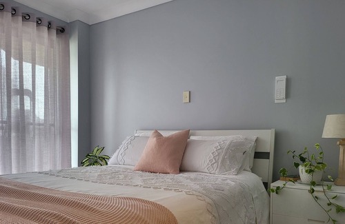 Biggera Waters Apartment | Stylish 2br unit, next to the beach, restaurants, 5 min away from Harbour town.