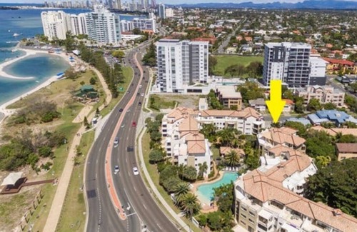 Biggera Waters Apartment | Stylish 2br unit, next to the beach, restaurants, 5 min away from Harbour town.