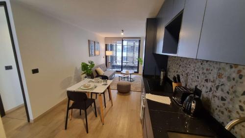 Apoquindo Apartment | Stylish 2BR Urban Oasis for 3 in Vibrant Las Condes
