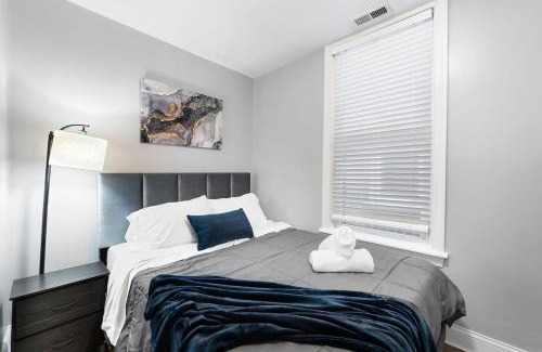 West Town Apartment | Stylish 2BR Urban Retreat in River West
