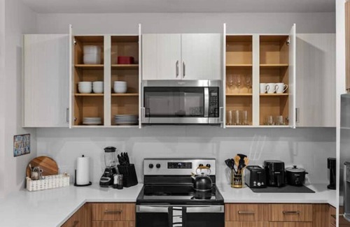 Eighth Avenue Apartment | Stylish 2BR w/Skyline Pool, Walk to Gulch