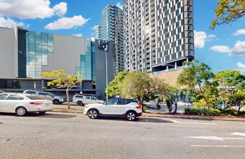 Fortitude Valley Apartment | Stylish 2BR with Story Bridge & Fireworks Views