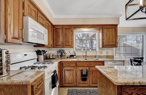 Lake Hamilton Cottage | Stylish 3/2 Home Boat Slip Lake Access Lake View! King Beds Central Loc