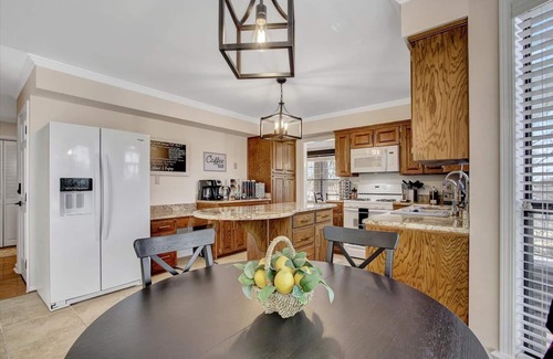 Lake Hamilton Cottage | Stylish 3/2 Home Boat Slip Lake Access Lake View! King Beds Central Loc