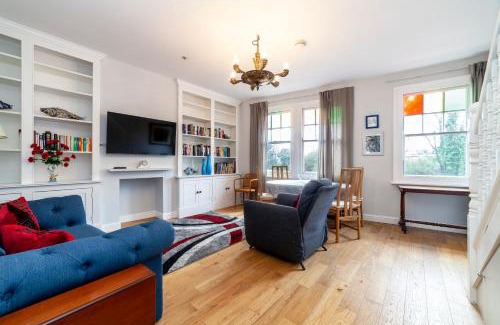Norbiton Apartment | Stylish 3 BDR apartment wfree parking and garden