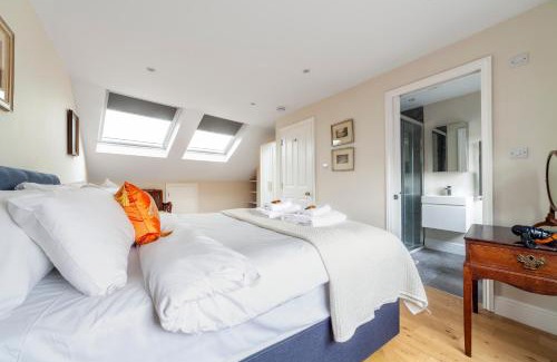 Norbiton Apartment | Stylish 3 BDR apartment wfree parking and garden