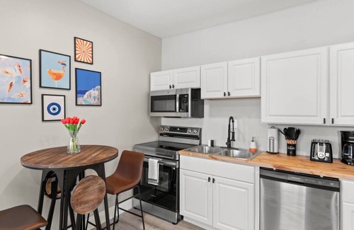 Hough Apartment | Stylish 3 BDR | 3 min. to Clinic