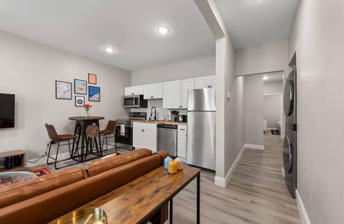 Hough Apartment | Stylish 3 BDR | 3 min. to Clinic