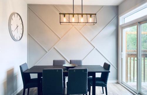 Kitchener Apartment | Stylish 3 Bdrm house- king bed, Netflix, parking