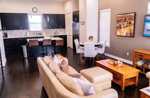 South Main House | Stylish 3-bed, 3.5 bath Home in Houston near Medical Center & NRG Park