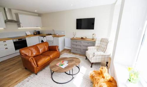 Dunfermline Apartment | Stylish 3-Bed Apartment in the Heritage Quarter