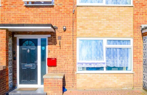 Abbey Wood House | Stylish 3-bed house with garden, off-street parking & fast London access
