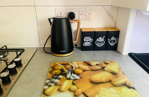 Cheetham Hill House | Stylish 3 Bed Home with Garden & Free Parking