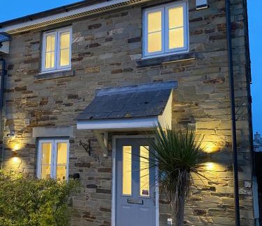 Liskeard House | Stylish 3 bed home with allocated parking for 2