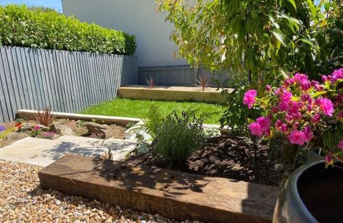 Liskeard House | Stylish 3 bed home with allocated parking for 2