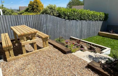 Liskeard House | Stylish 3 bed home with allocated parking for 2