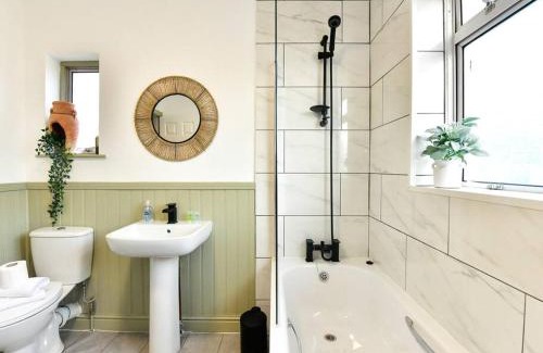 Roath House | Stylish 3 Bed Home with Parking!