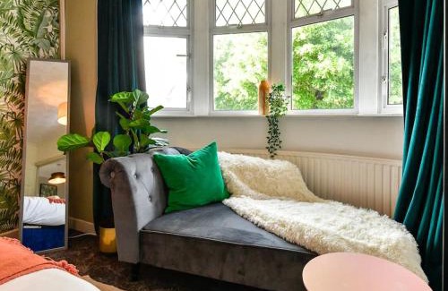 Roath House | Stylish 3 Bed Home with Parking!