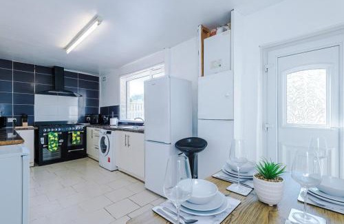 Bradford House | Stylish 3 bed house sleeps 5 free parking