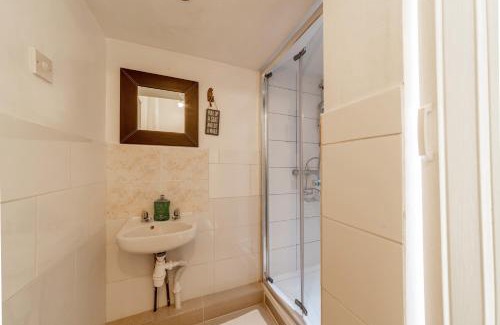 Chatham Apartment | Stylish 3-bed Terraced House with Wi-Fi