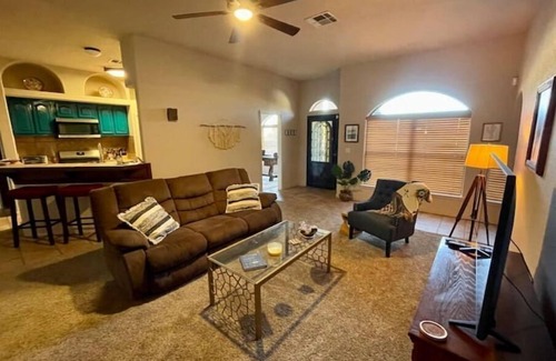 Las Cruces House | Stylish 3 bed with sunset views and game room