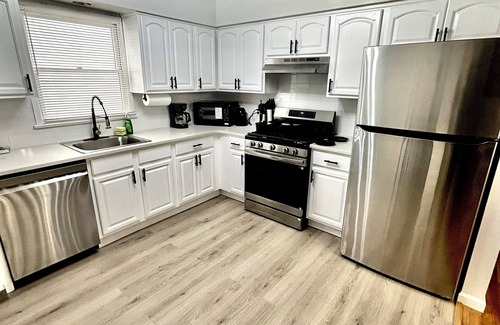 Ironbound District Apartment | Stylish 3-bedroom 2-bath unit. Sleeps 10+. Close to NYC and EWR airport.