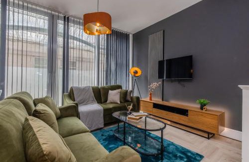 Montpelier Apartment | Stylish 3 Bedroom Apartment Next to Brighton Beach and Shopping Center