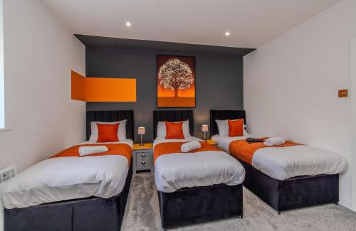 Montpelier Apartment | Stylish 3 Bedroom Apartment Next to Brighton Beach and Shopping Center