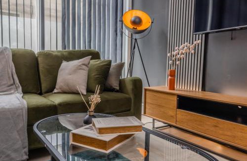 Montpelier Apartment | Stylish 3 Bedroom Apartment Next to Brighton Beach and Shopping Center