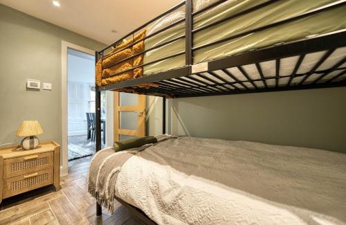North West Apartment | Stylish 3-Bedroom Apartment in Central Glasgow