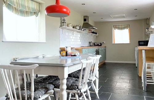 St Ives Cottage | Stylish 3-bedroom Brea Cottage at Beersheba - with hot-tub & close to beaches