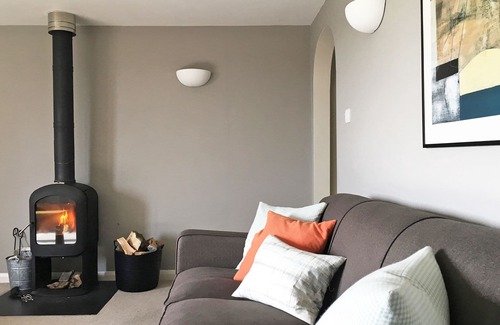 St Ives Cottage | Stylish 3-bedroom Brea Cottage at Beersheba - with hot-tub & close to beaches
